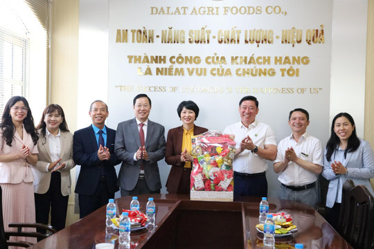 Phó Bí thư Tỉnh ủy Phạm Thị Phúc chúc Tết Công ty Cổ phần Nông sản thực phẩm Lâm Đồng
