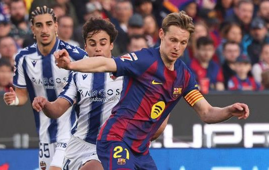Frenkie de Jong rực sáng với "điểm 10" giúp Barcelona bóp nghẹt Levante tại Camp Nou