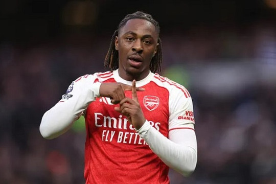 Arsenal chạm một tay vào cúp vô địch, Tottenham rơi vào vòng xoáy trụ hạng