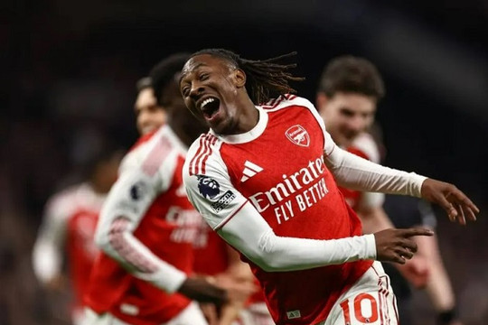 Arsenal vùi dập Tottenham 4-1: Eze và Gyokeres rực sáng giúp Pháo thủ xây chắc ngôi đầu
