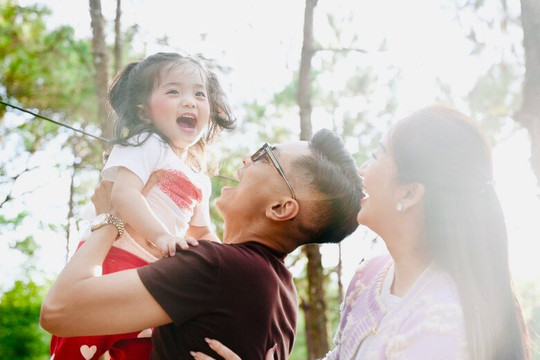 Con gái út Lisa nhà Khánh Thi - Phan Hiển gây ấn tượng với vẻ ngoài như búp bê