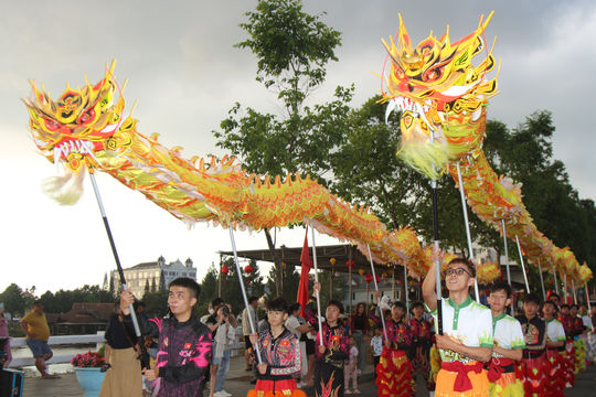 Hàng ngàn người tham gia chợ quê tại phường 1 Bảo Lộc