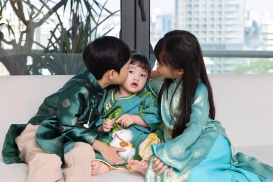 Hoa hậu Đặng Thu Thảo trổ tài đảm đang và khoảnh khắc sum vầy của sao Việt ngày Tết