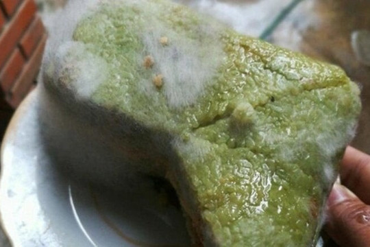 Bánh chưng bị mốc vỏ có nên cắt bỏ rồi rán ăn không
