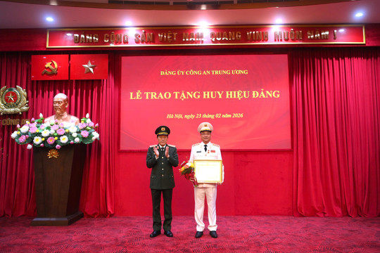 Đảng ủy Công an Trung ương trao tặng Huy hiệu 30 năm tuổi Đảng cho Thứ trưởng Phạm Thế Tùng