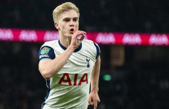 Manchester United sẵn sàng chi 57 triệu bảng chiêu mộ Lucas Bergvall từ Tottenham