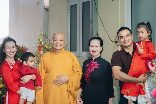 Võ Hạ Trâm cùng gia đình đi lễ chùa đầu năm và kỳ nghỉ Tết bình yên bên ông xã Ấn Độ
