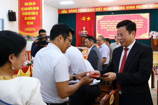Chủ tịch HĐND tỉnh Lâm Đồng thăm, động viên cán bộ, công chức xã Tà Đùng nhân dịp đầu năm mới