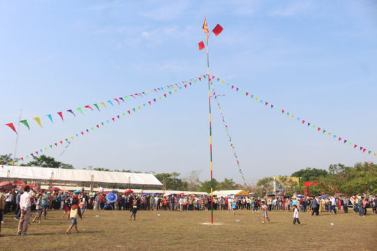 Ngày xuân trẩy hội Lồng tồng