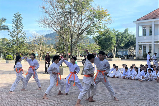Dạy võ ở vùng sâu Ðam Rông