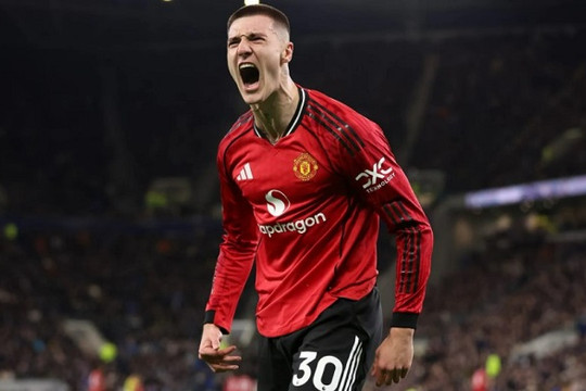 Benjamin Sesko và Senne Lammens rực sáng giúp MU hạ Everton 1-0
