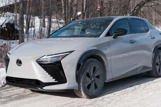 Lexus RZ 550e F Sport 2026: Hộp số giả lập 8 cấp có thực sự tạo nên khác biệt?