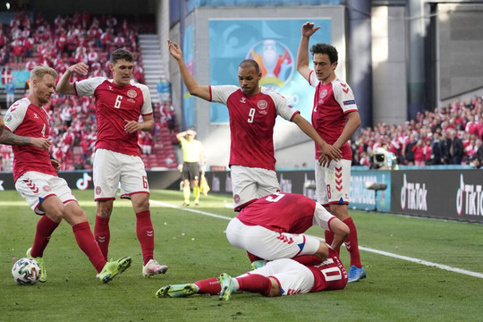 Ký ức Euro 2020: Khoảnh khắc Christian Eriksen bước qua cửa tử tại sân Parken
