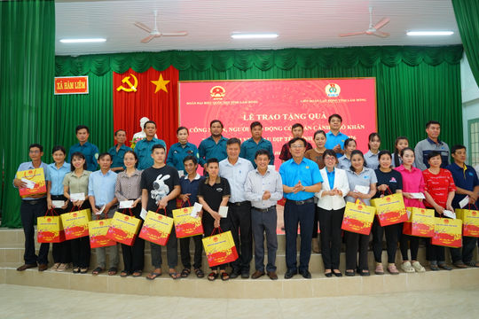 Lâm Đồng tặng 50 suất quà cho người lao động trở lại làm việc sau Tết