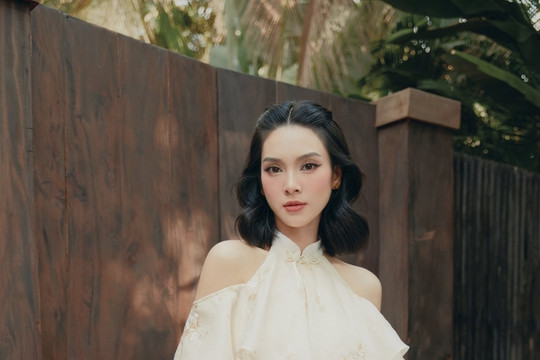 Quỳnh Lương gây bão mạng với video mẹ khóc nức nở tiễn con gái lấy chồng xa