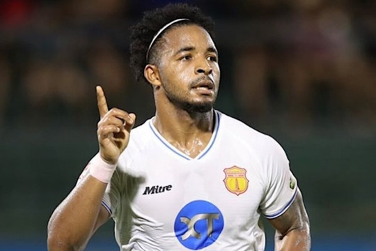 Văn Hậu lập siêu phẩm ngày trở lại, Thanh Hóa dùng thủ môn đá tiền đạo tại V-League