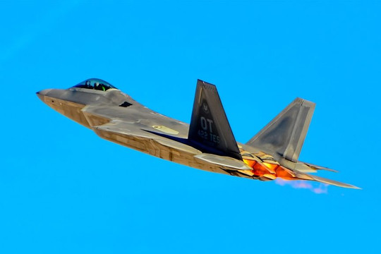 Ưu thế áp đảo của F-22 Raptor trước tiêm kích F-4 Phantom trong cuộc đối đầu với Iran