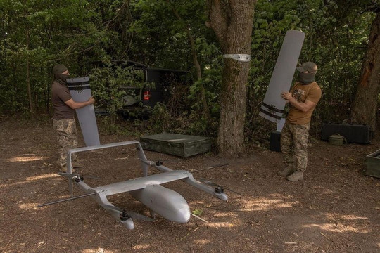 UAV cảm tử và pháo binh: Cuộc cạnh tranh hỏa lực trên chiến trường Ukraine