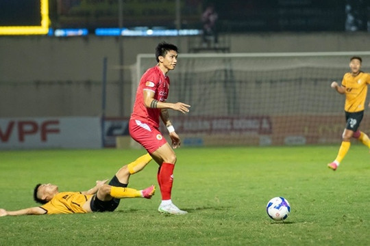 Đoàn Văn Hậu ghi siêu phẩm từ 50m, báo Indonesia thán phục sự trở lại mạnh mẽ