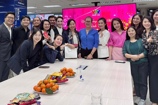Dàn MC VTV rộn ràng khai xuân Bính Ngọ: Lì xì và nụ cười ngày đầu đi làm
