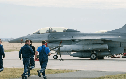 Hà Lan bàn giao 18 tiêm kích F-16 cho Romania với mức giá tượng trưng 1 Euro