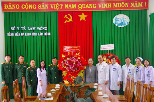 Lực lượng vũ trang Lâm Đồng thăm, chúc mừng các cơ sở y tế