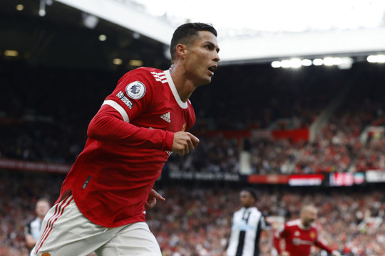 Cristiano Ronaldo và cú đúp rực sáng ngày trở lại Old Trafford: Bản giao hưởng số 7