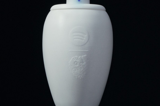 Spotify ra mắt loa Bluetooth Eternal Playlist Urn hình hũ đựng tro cốt giá 495 USD