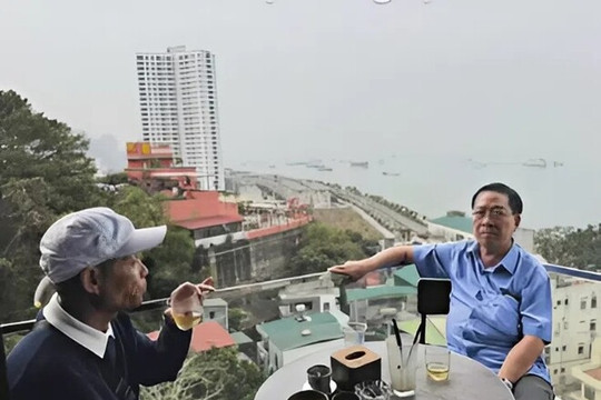 Hoa hậu H'Hen Niê chia sẻ khoảnh khắc thú vị khi bố ruột và bố chồng cùng du lịch Hạ Long