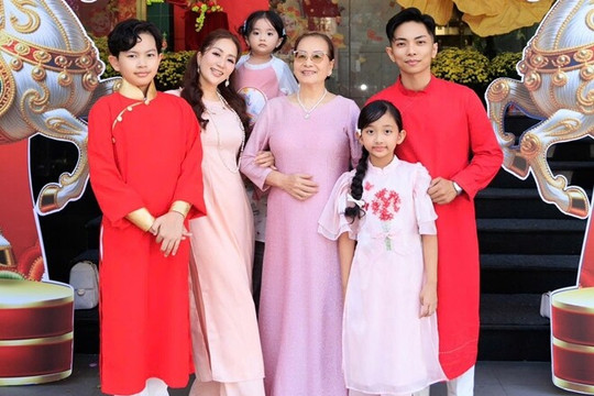 Khánh Thi hé lộ nhan sắc mẹ ruột hoa khôi và bí mật 18 năm làm con rể của Phan Hiển