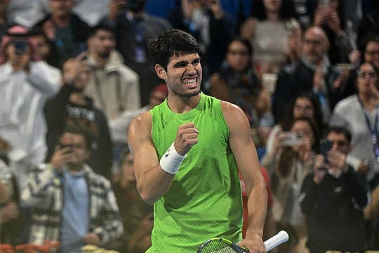 Carlos Alcaraz lột xác cú giao bóng và đề xuất cải tổ ATP của Daniil Medvedev