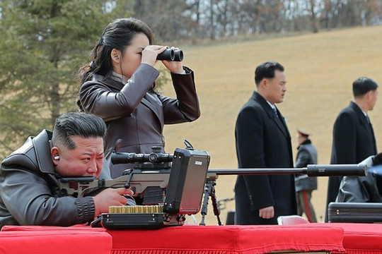 Con gái nhà lãnh đạo Kim Jong-un trực tiếp khai hỏa mẫu súng bắn tỉa mới của Triều Tiên