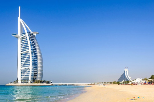 Dubai: Biểu tượng Burj Al Arab hư hại do trúng mảnh vỡ máy bay không người lái