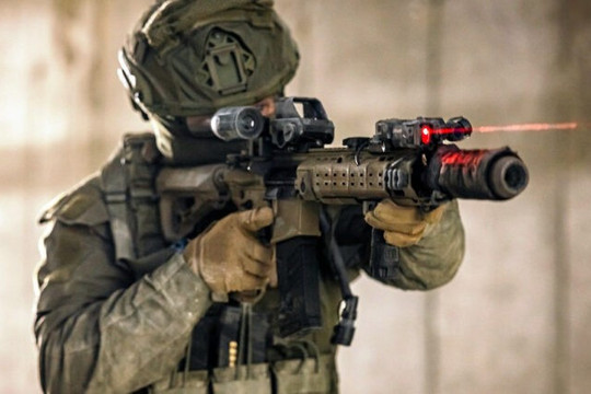 Israel ra mắt Sting Lumina: Thiết bị laser chiến thuật hai bước sóng tối ưu tác chiến đêm