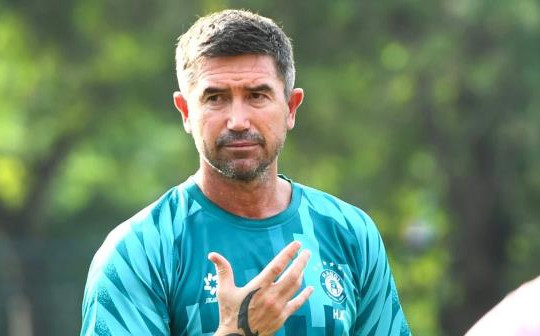 HLV Harry Kewell bức xúc sau trận thua Viettel: 'Ngoại hạng Anh không có thẻ đỏ như vậy'