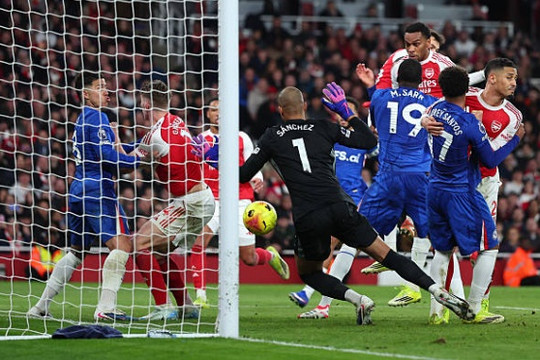 Arsenal hạ Chelsea 2-1: Vũ khí phạt góc và bước ngoặt từ thẻ đỏ của Pedro Neto