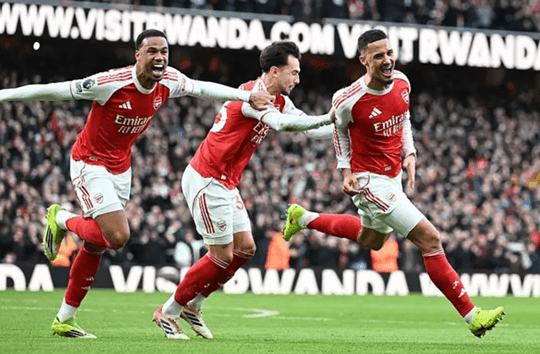 Arsenal hạ Chelsea 2-1: Vũ khí phạt góc đưa Pháo thủ tiến gần ngôi vương Ngoại hạng Anh