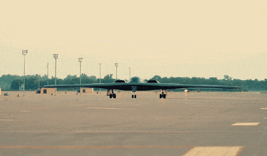 Mỹ triển khai máy bay ném bom tàng hình B-2 Spirit tấn công mục tiêu tại Iran