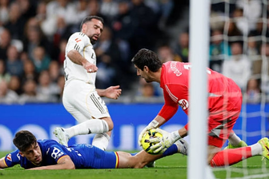 Real Madrid thua sốc Getafe 0-1: Hàng công tê liệt, hy vọng bám đuổi Barca lung lay