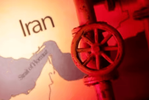 Hơn 250 tàu dầu và LNG neo đậu ngoài eo biển Hormuz sau các vụ không kích