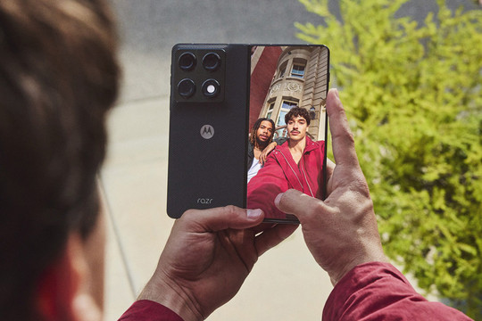 Motorola Razr Fold trình làng: Màn hình gập ngang 6,200 nits, chip Snapdragon 8 Gen 5