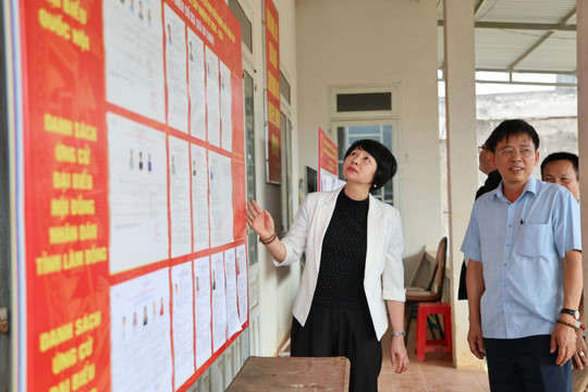 Phó Bí thư Tỉnh ủy Lâm Đồng Phạm Thị Phúc kiểm tra công tác bầu cử tại xã Di Linh