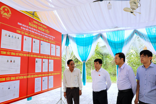 Bí thư Tỉnh ủy Lâm Đồng Y Thanh Hà Niê Kđăm kiểm tra công tác chuẩn bị bầu cử tại Đạ Huoai