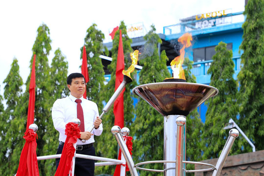 Lãnh đạo tỉnh Lâm Đồng thắp lửa truyền thống và nổi trống mở hội giao quân