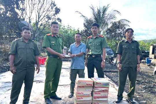 Công an xã La Dạ giúp dân khắc phục hậu quả sau cháy nhà
