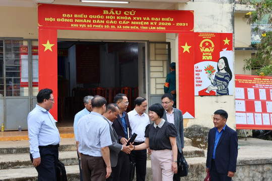 Phó Bí thư Tỉnh ủy Lâm Đồng Phạm Thị Phúc kiểm tra công tác chuẩn bị bầu cử tại xã Sơn Điền