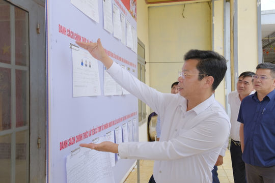 Chủ tịch HĐND tỉnh Lâm Đồng Lưu Văn Trung kiểm tra công tác chuẩn bị bầu cử tại xã Quảng Tân