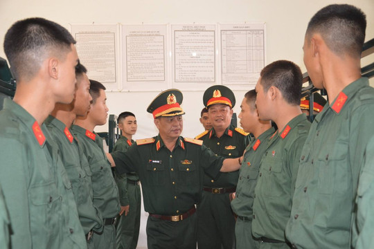 Lãnh đạo Bộ Chỉ huy quân sự Lâm Đồng thăm, động viên chiến sĩ mới