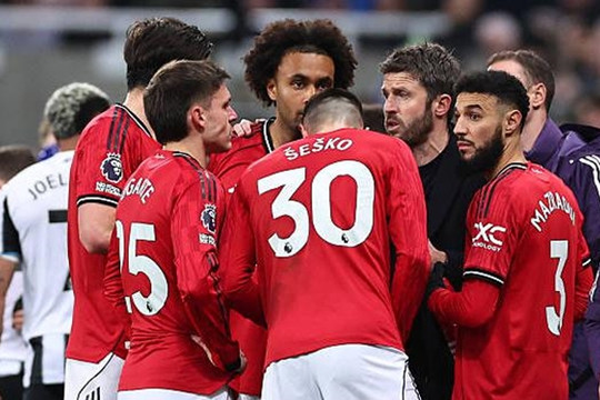 Michael Carrick và sai lầm giáo án: Manchester United trả giá đắt về thể lực tại Ngoại hạng Anh
