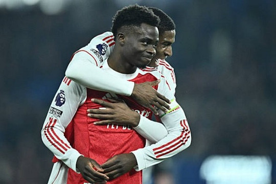 Arsenal nới rộng cách biệt 7 điểm: Saka lập công, Gabriel hóa hòn đá tảng